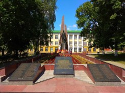 Братская могила воинов Красной Армии и партизан и могила П.Я. Пивненко